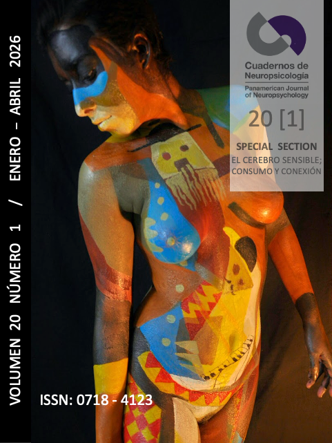 Portada del número es un cuerpo pintado femenino donde se hace una referencia a los 3 músicos de Picasso.